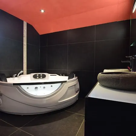 Spacious La Roche En Ardenne With Pool